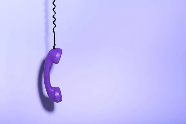 Teléfono púrpura colgante, tendencia ultra violeta - foto de stock