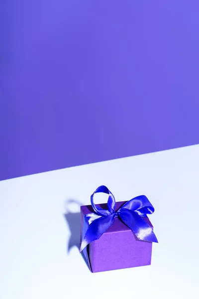 Фиолетовый подарок с луком, ультрафиолетовый тренд — стоковое фото