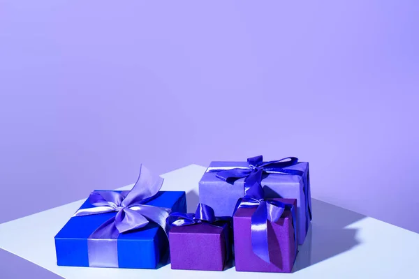 Lila und violette Geschenkschachteln mit Schleifen, ultraviolette Trend — Stockfoto