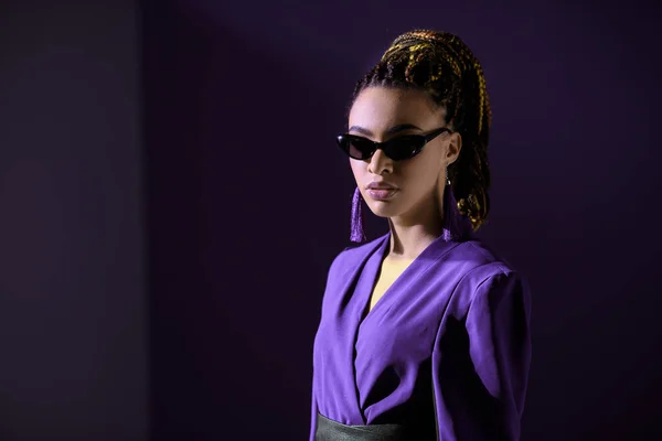 Stylish african american girl posing in ultra violet jacket and sunglasses — Stock Photo