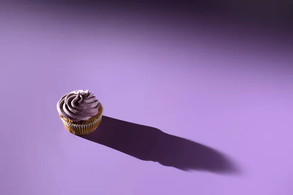 Cupcake with purple buttercream glaze, ultra violet trend — Stock Photo