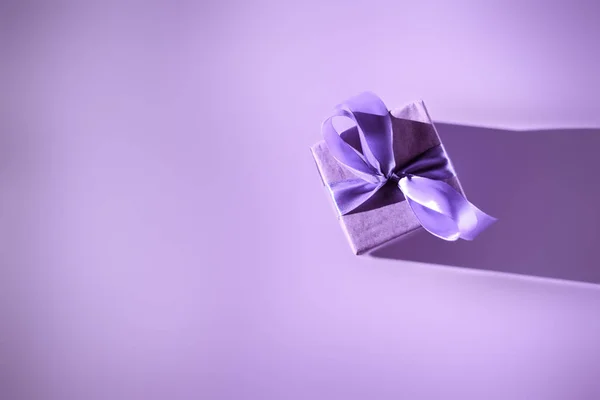 Vista superior de la caja de regalo con arco púrpura, tendencia ultravioleta — Stock Photo