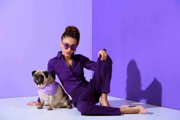 Menina americana africana elegante posando em terno roxo com pug, tendência ultravioleta — Fotografia de Stock