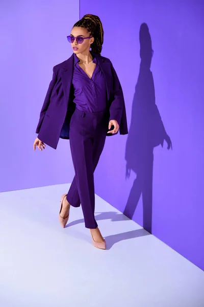 Hermosa chica afroamericana de moda posando en traje púrpura, tendencia ultra violeta - foto de stock