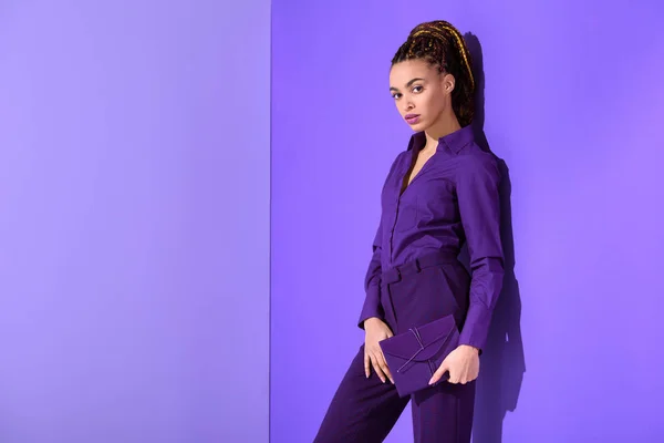 Bella ragazza mulatto alla moda tenendo diario, tendenza ultra violetta dell'anno 2018 — Foto stock