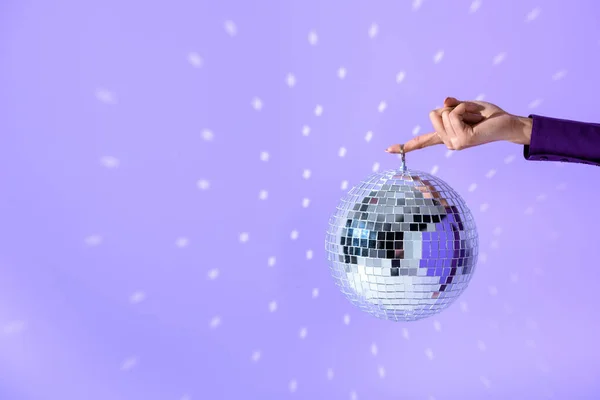 Vista cortada na menina segurando bola de discoteca para festa, isolado em ultravioleta — Fotografia de Stock
