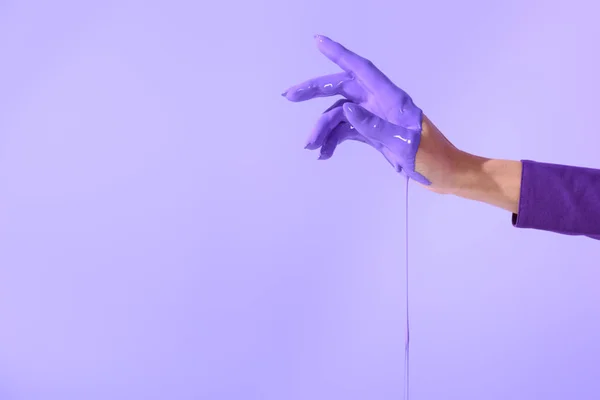 Обрезанный вид на элегантную женскую руку в фиолетовой краске, изолированный на ультрафиолетовой — стоковое фото