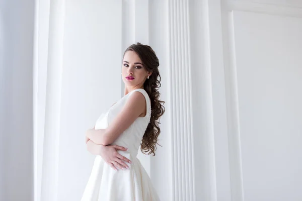 Schöne brünette Braut im Brautkleid schaut in die Kamera — Stockfoto