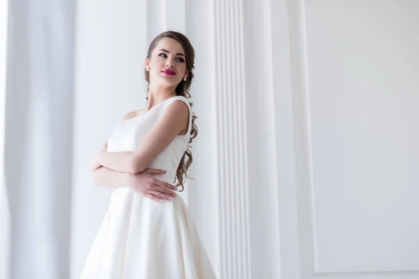 Beautiful brunette bride posing in wedding dress — Stock Photo