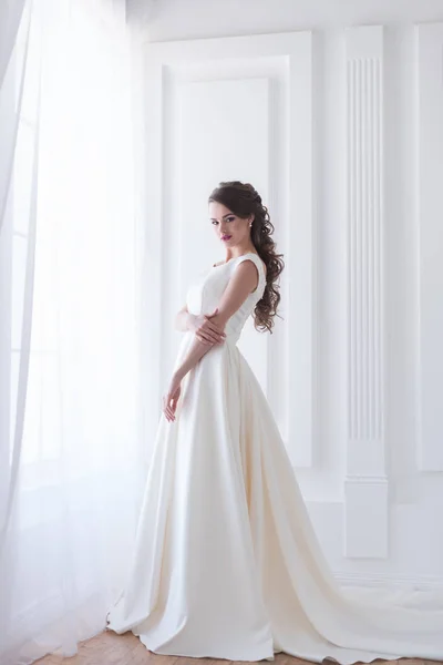 Attractive brunette bride in wedding dress — Stock Photo