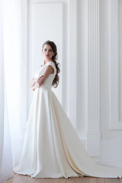 Bella sposa elegante in abito da sposa bianco — Foto stock