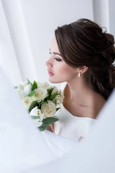 Giovane sposa bruna che tiene bouquet da sposa — Foto stock
