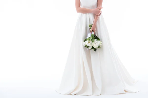 Vista recortada de chica elegante en vestido de novia con ramo, aislado en blanco - foto de stock