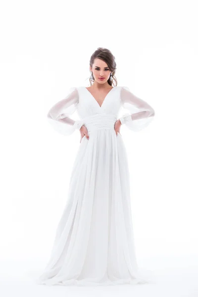 Attraktive Braut posiert in traditionellem Brautkleid, isoliert auf weiß — Stockfoto