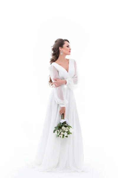 Елегантна наречена позує в білій сукні з весільним букетом, ізольована на білому — стокове фото