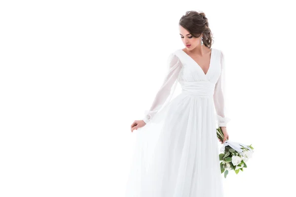 Приваблива наречена позує в білій сукні з весільним букетом, ізольована на білому — стокове фото
