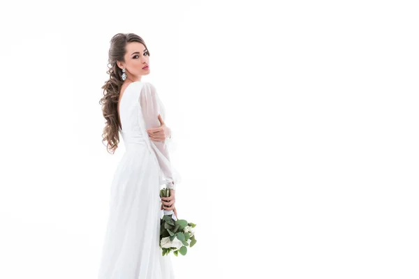 Jovem noiva atraente posando em vestido branco com buquê de casamento, isolado no branco — Fotografia de Stock