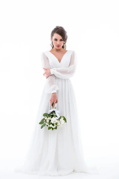 Belle mariée posant en robe blanche avec bouquet de mariage et regardant la caméra, isolé sur blanc — Photo de stock