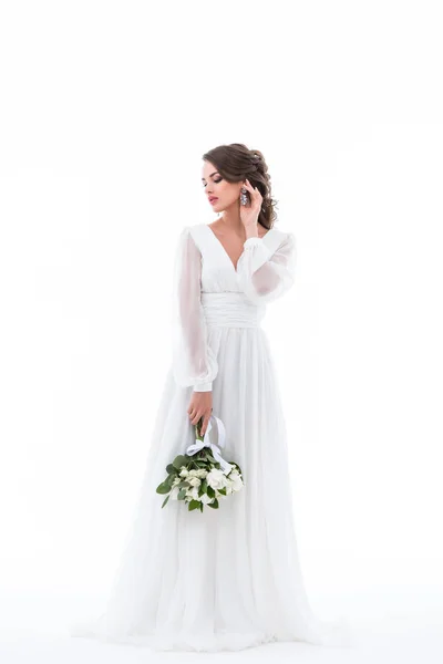 Sposa tenera posa in abito elegante con bouquet da sposa, isolato su bianco — Foto stock