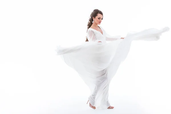 Bela noiva elegante dançando no vestido de noiva, isolado no branco — Fotografia de Stock