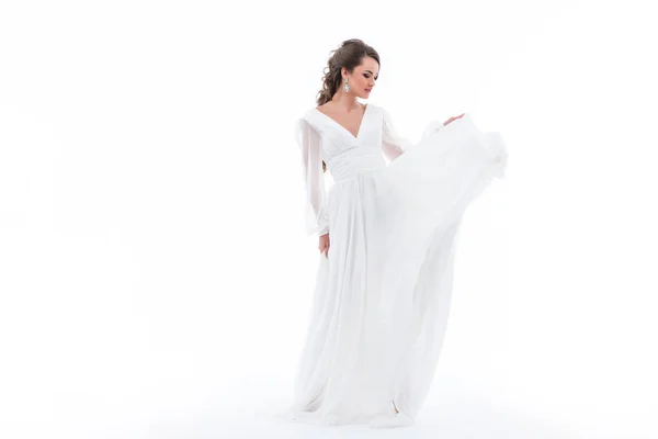 Élégante mariée en robe blanche traditionnelle, isolée sur blanc — Photo de stock