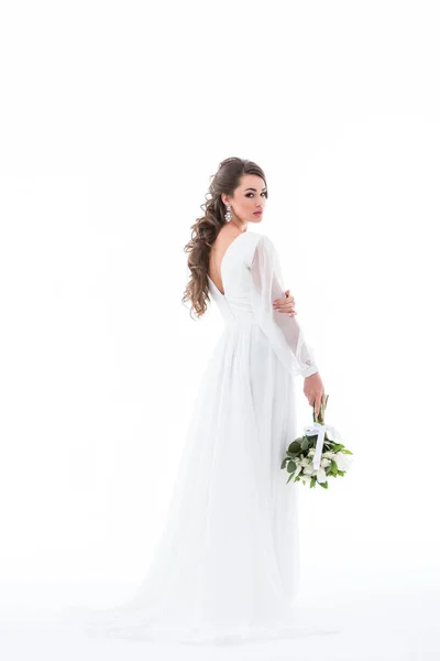 Bela noiva posando em vestido branco com buquê de casamento, isolado no branco — Fotografia de Stock