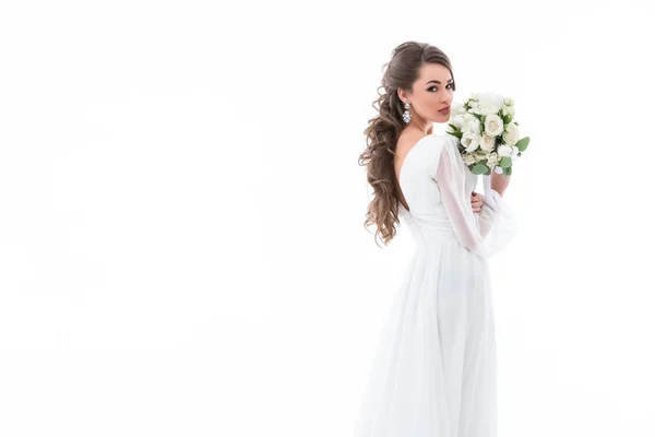 Mariée posant en robe blanche avec bouquet de mariage, isolé sur blanc — Photo de stock