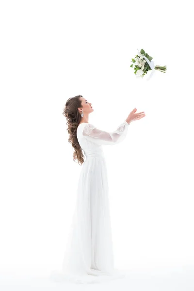 Noiva morena em vestido branco jogando buquê de casamento, isolado no branco — Fotografia de Stock