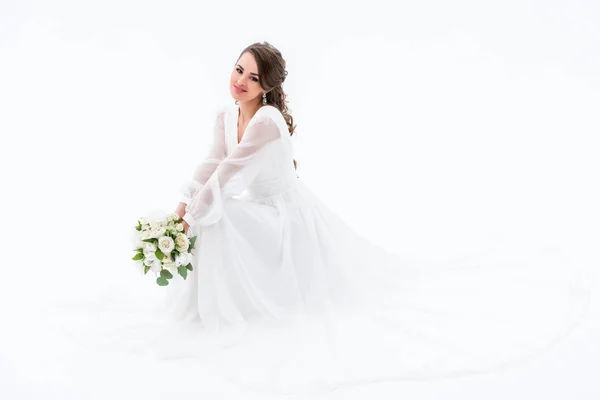 Noiva sorridente em vestido elegante segurando buquê de casamento, isolado no branco — Fotografia de Stock