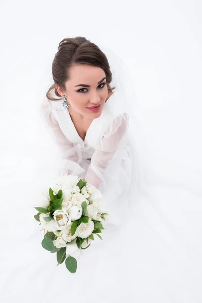 Novia sonriente en vestido blanco tradicional celebración de ramo de boda, aislado en blanco - foto de stock