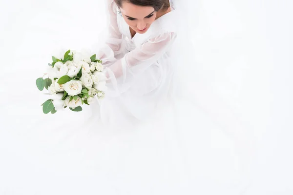 Vista aerea della sposa in abito tradizionale tenendo bouquet da sposa, isolato su bianco — Foto stock