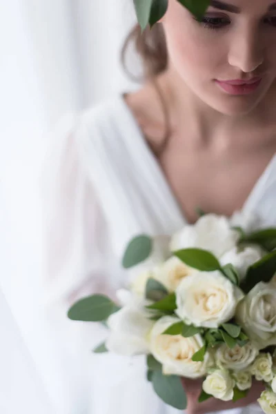 Selektiver Fokus der jungen eleganten Braut mit Brautstrauß — Stockfoto