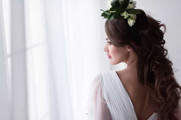 Bela noiva em vestido tradicional e grinalda floral — Fotografia de Stock