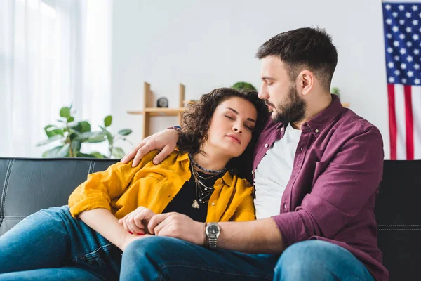 Blick auf schlafende Frau auf Schulter ihres Freundes — Stockfoto