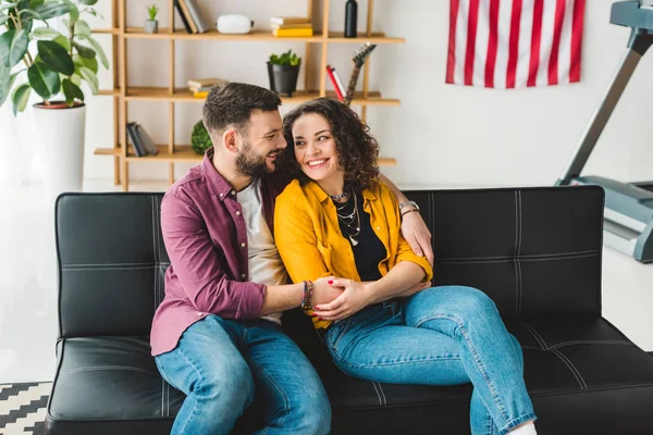 Sonriente hombre y mujer tomándose de las manos - foto de stock