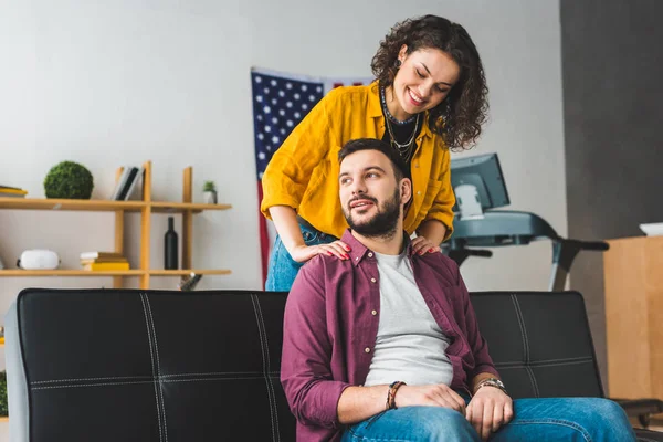 Jeune femme souriante tenant les épaules de son petit ami — Photo de stock