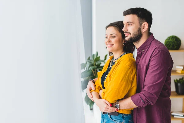 Homem segurando cintura de sua namorada sorridente — Fotografia de Stock