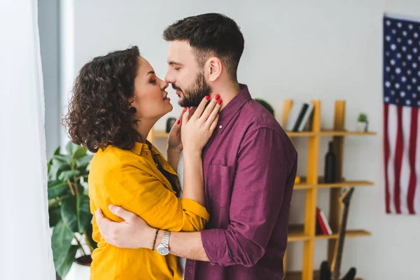 Side view of man and woman going to kiss — Stock Photo