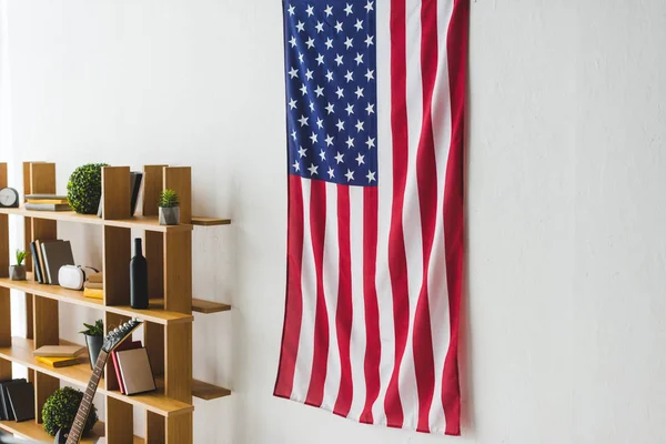 Bandeira americana pendurada na parede dentro da sala de estar — Fotografia de Stock