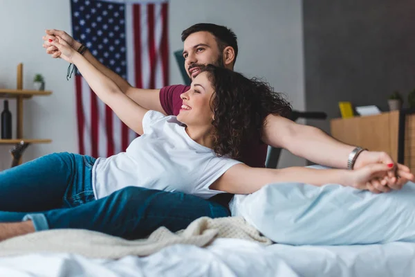 Крупним планом вид чоловіка тримає руки дівчини на ліжку — Stock Photo