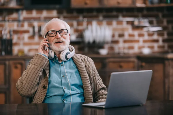 Parlare al telefono — Foto stock