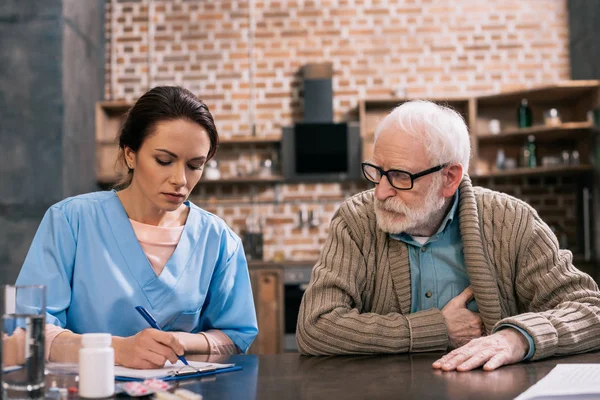 Doctor and patient — Stock Photo