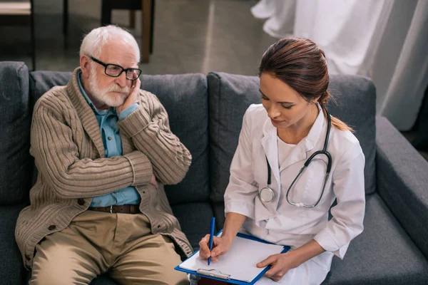 Médico y paciente - foto de stock