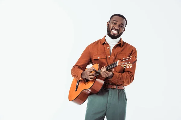 Guitarrista afroamericano de estilo retro tocando la guitarra acústica aislado en blanco - foto de stock