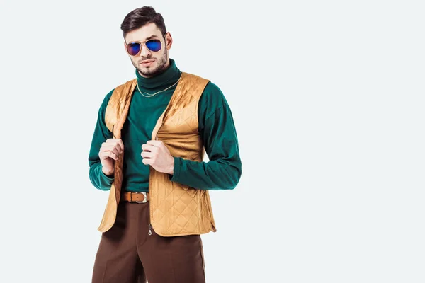 Schöner Mann im Retro-Stil posiert mit Sonnenbrille isoliert auf weiß — Stockfoto