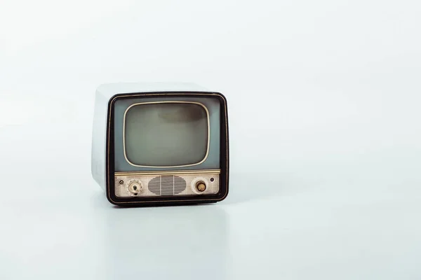 Viejo pequeño vintage televisión en blanco - foto de stock