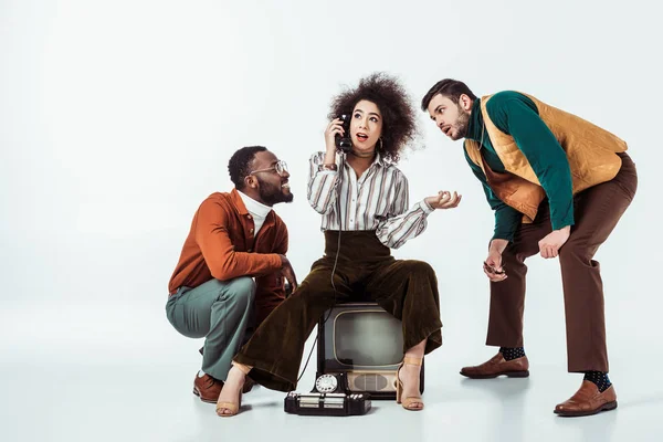 Afro americano retrò stile ragazza parlando da telefono fisso su bianco — Foto stock