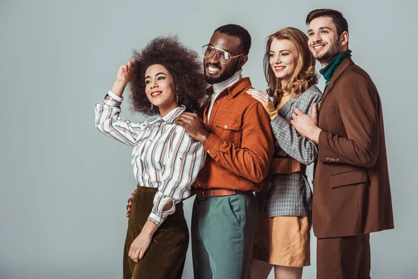 Heureux multiculturel rétro amis de style regardant loin isolé sur gris — Photo de stock