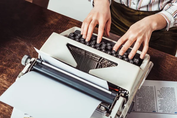 Imagen recortada de estilo retro escritor afroamericano escribiendo en la máquina de escribir - foto de stock