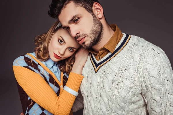 Hermosa pareja de estilo retro abrazos aislados en gris - foto de stock